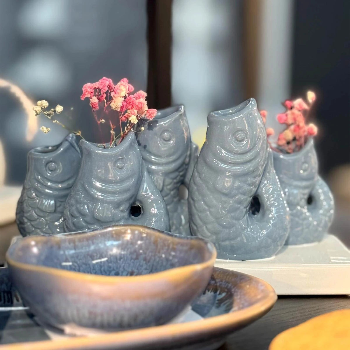 5 Väschen „Fische“ auf Tablett aus Keramik – Blau Vase Das Zierwerk