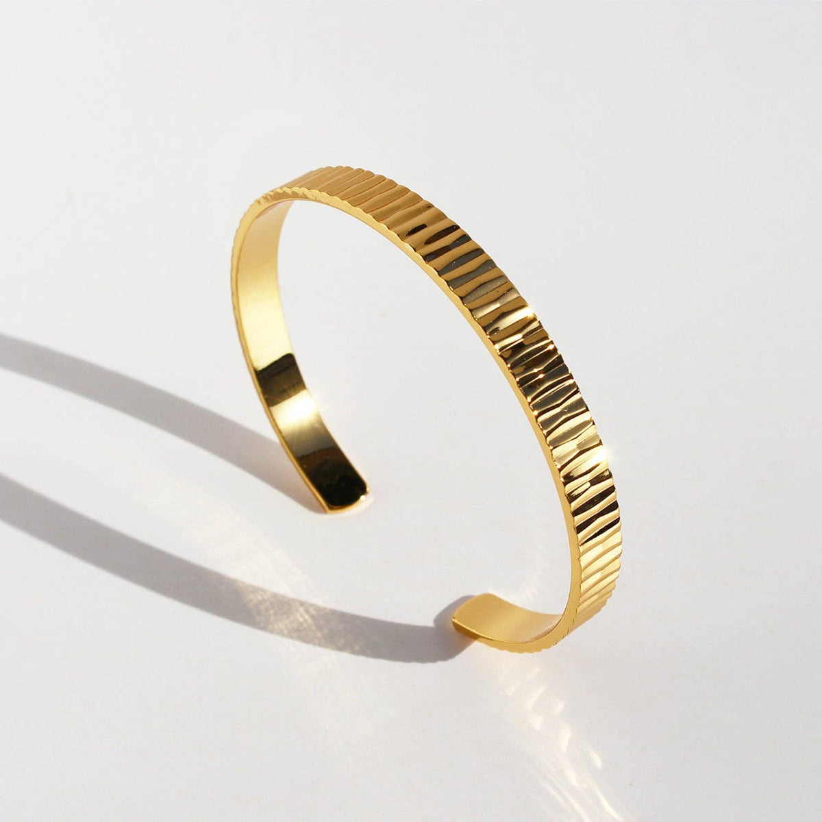 Vergoldeter Damen-Armreif mit strukturierter Oberfläche | Karma Armband Karma