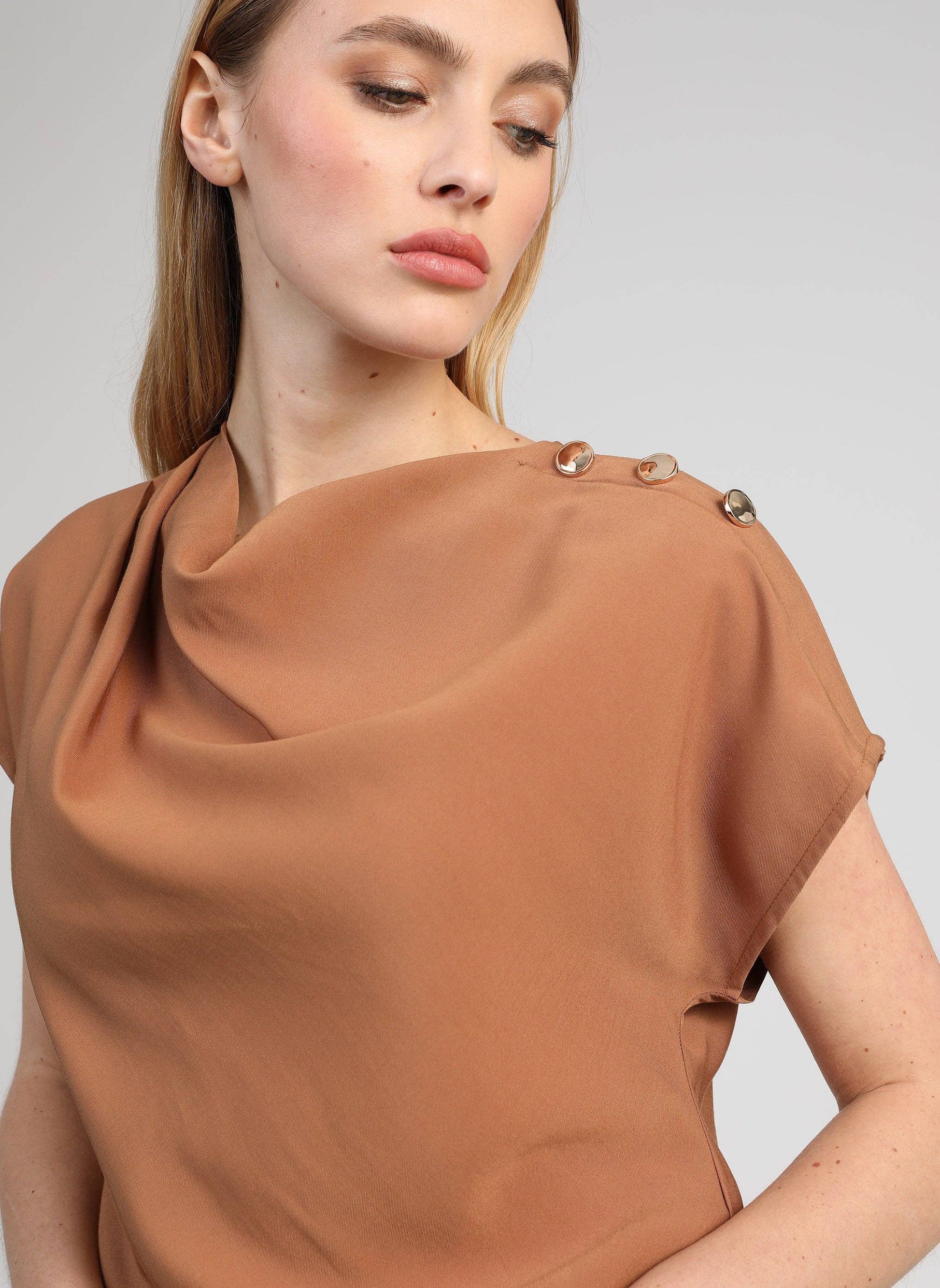 Top – Gr. S, Wildleder-Optik, Muschelausschnitt, goldene Knöpfe | An’ge Bluse An'ge