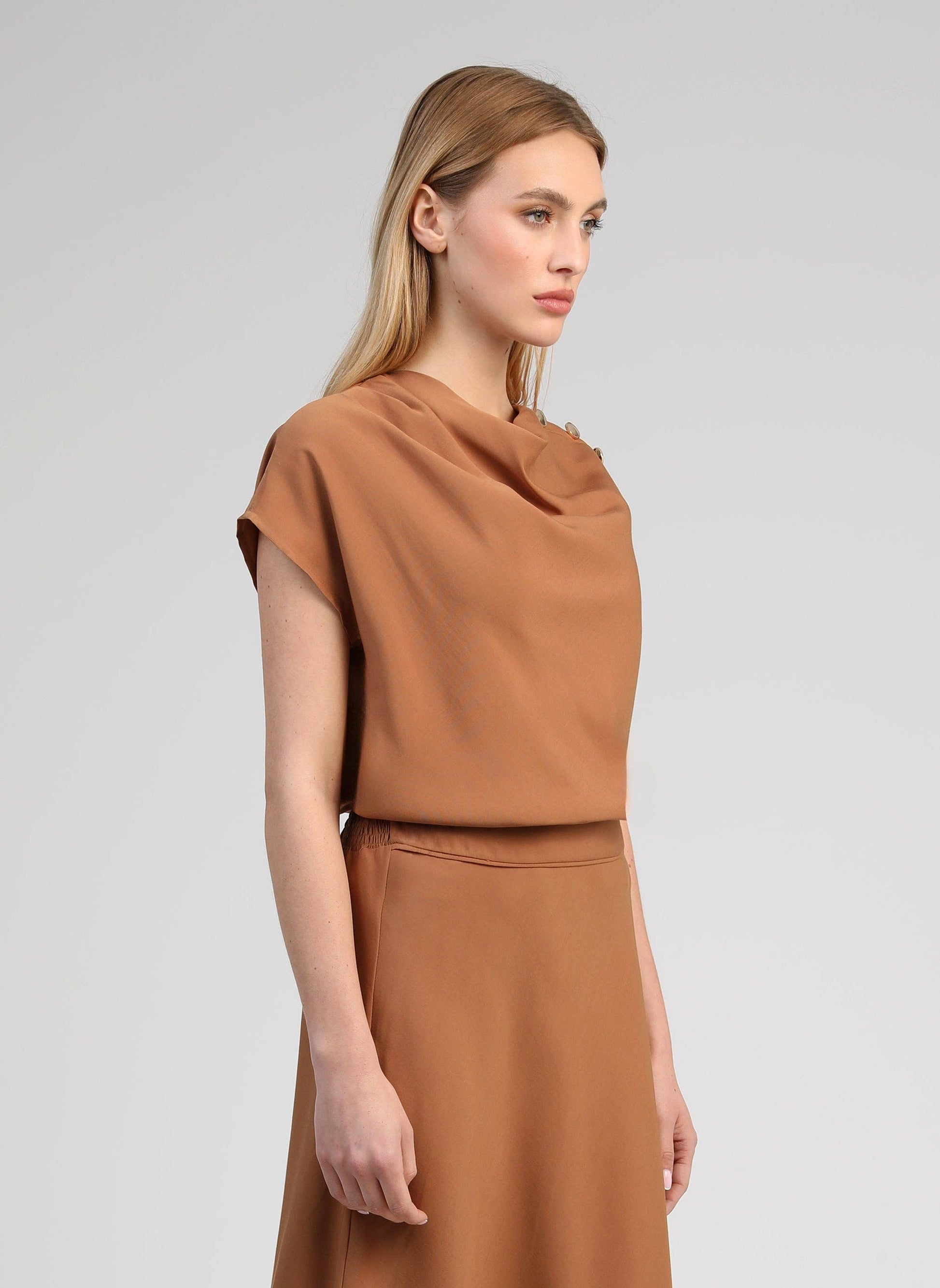 Top – Gr. S, Wildleder-Optik, Muschelausschnitt, goldene Knöpfe | An’ge Bluse An'ge