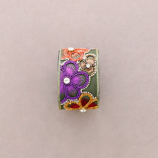 Florales Statement-Armband auf grünem Satin – verspielt, farbenfroh & handverziert