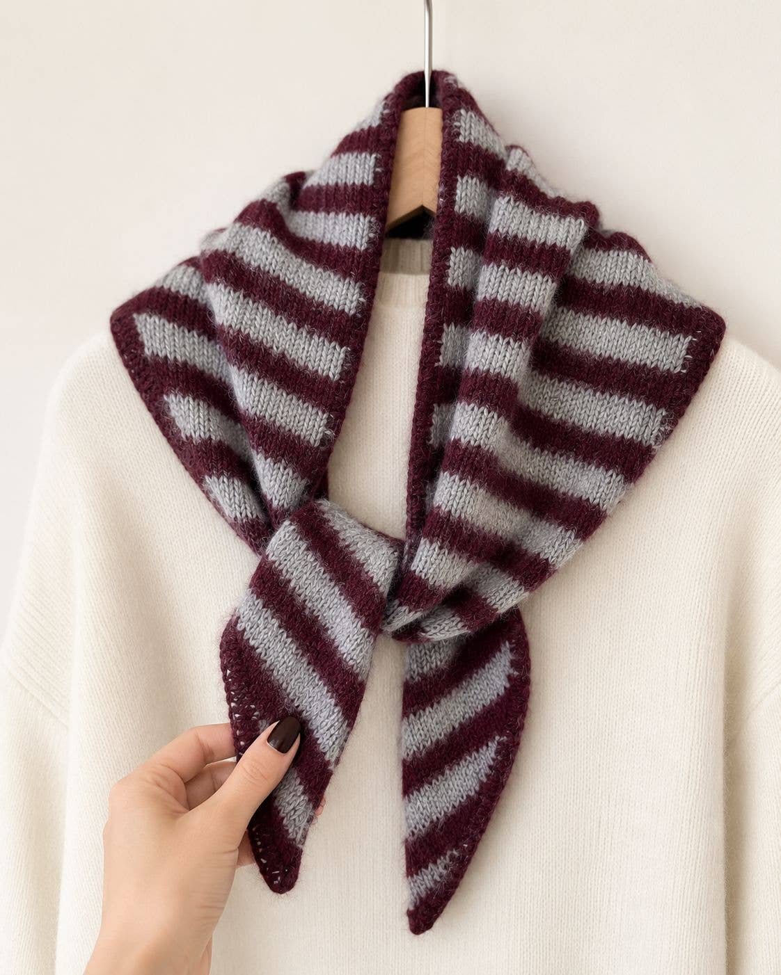 Gestricktes Dreieckstuch mit Streifen – 100×40 cm | Bordeaux-Grau | LINETA Schal LINETA
