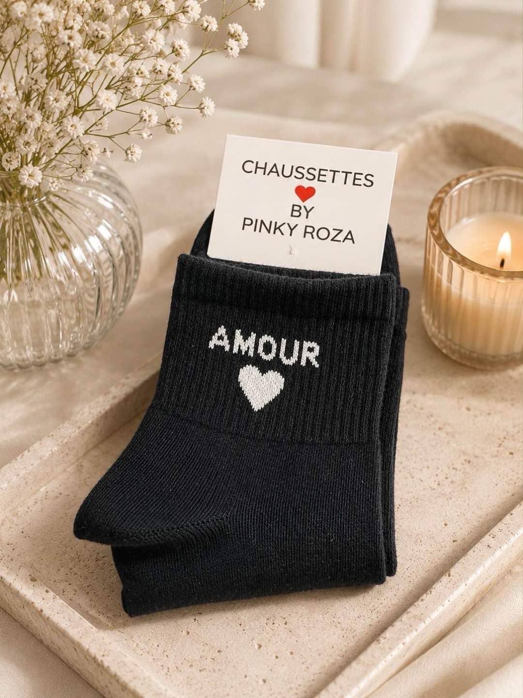 Socke mit der Aufschrift „amour“ und einem Herz aus Baumwolle: Schwarz / Taille unique Pinky Roza