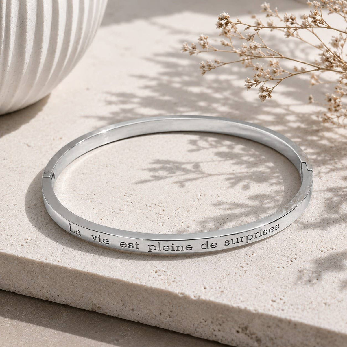 Edelstahl-Armreif mit Gravur „Das Leben ist voller Überraschungen“ – Silber Armband Pinky Roza