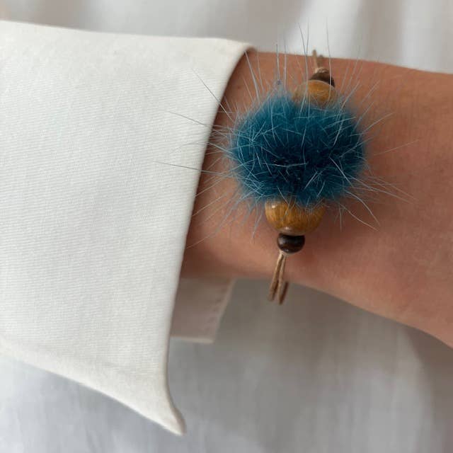Türkisfarbenes Armband mit flauschiger Perle – handgemacht in Nepal
