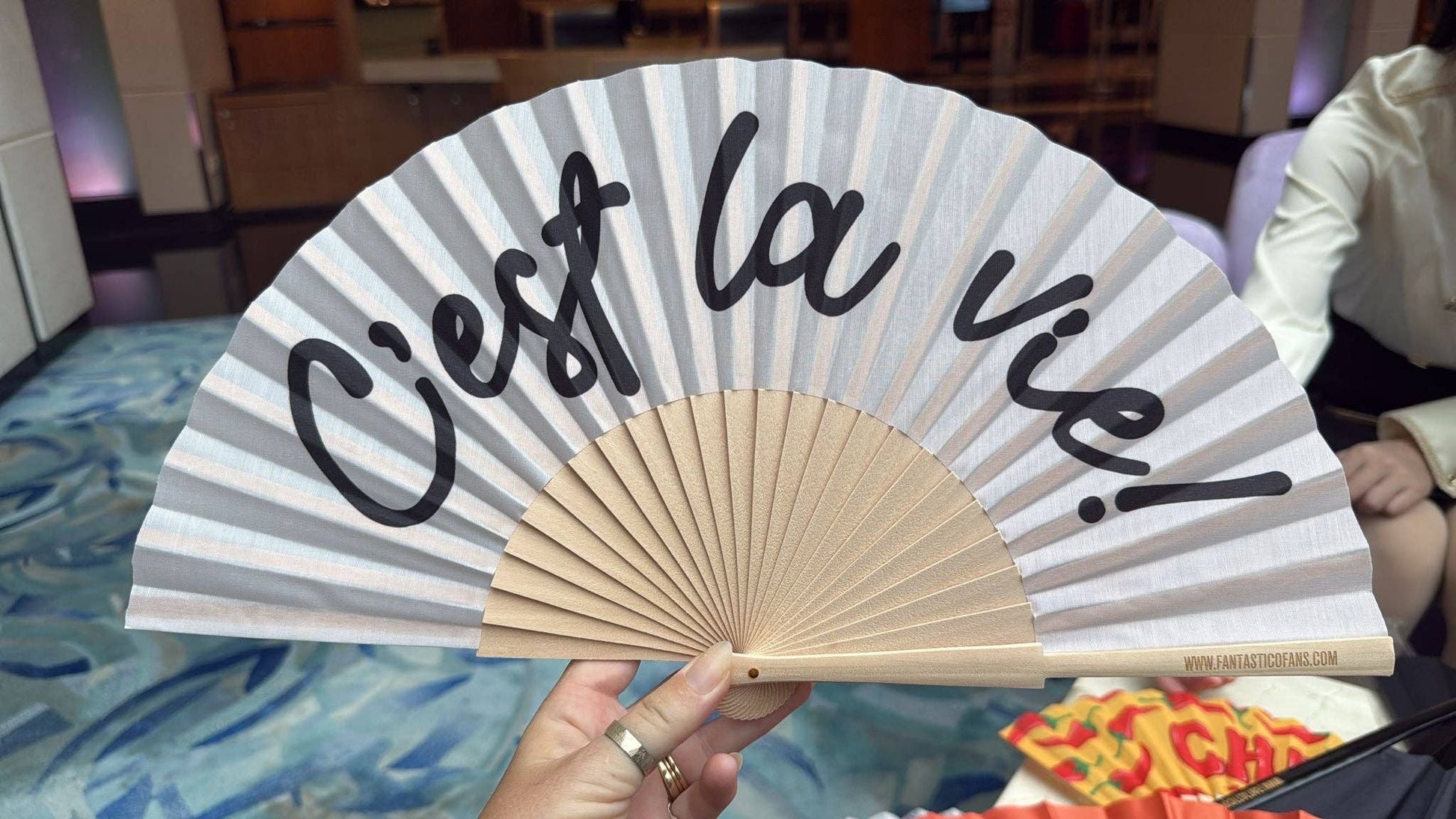 Fächer „C’est La Vie“ – 23 cm, Schriftzug-Print, Fantastico Fans Ibiza Fächer Fantastico Fans