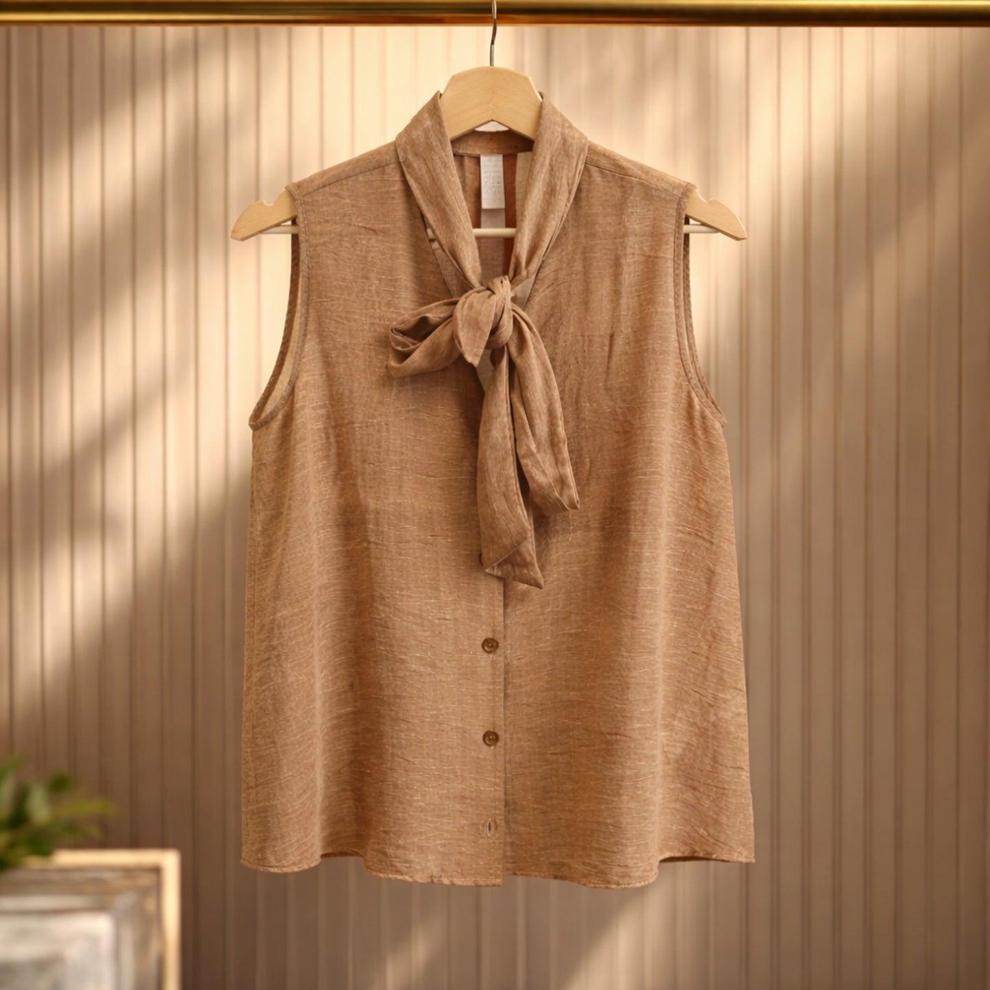 Ärmellose Bluse mit Schleife in Camel – elegante Damenbluse Bluse Das Zierwerk