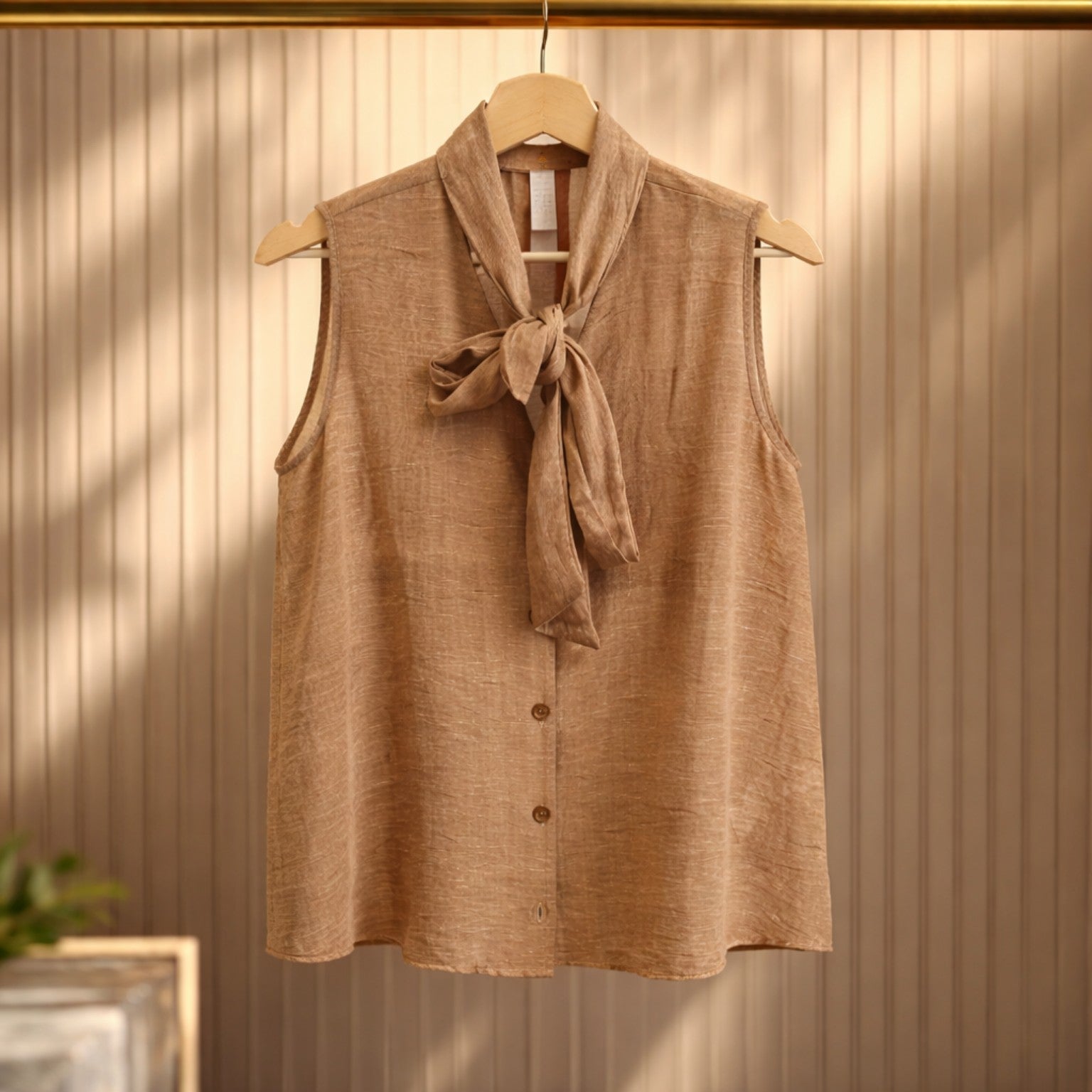 Ärmellose Bluse mit Schleife in Camel – elegante Damenbluse Bluse Das Zierwerk