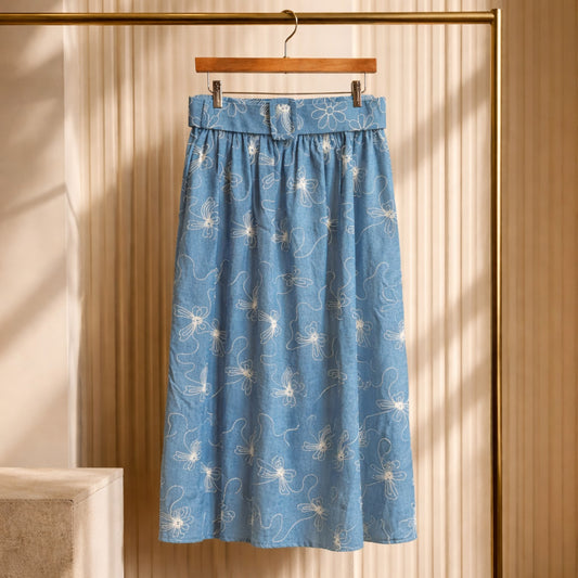 Langer Rock in Denim-Optik mit floralem Print – Hellblau Rock Das Zierwerk