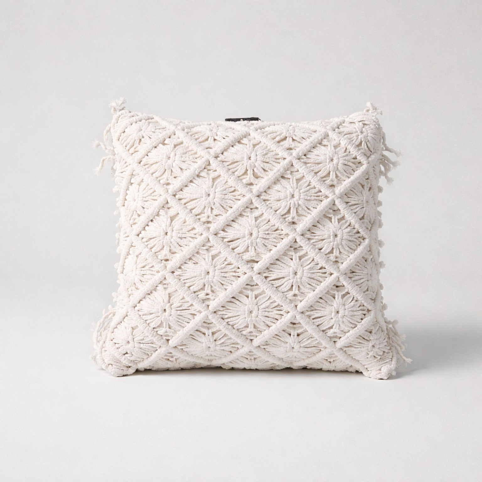 Dekokissen mit Struktur – Boho Kissen in Weiß mit Muster Kissen Das Zierwerk
