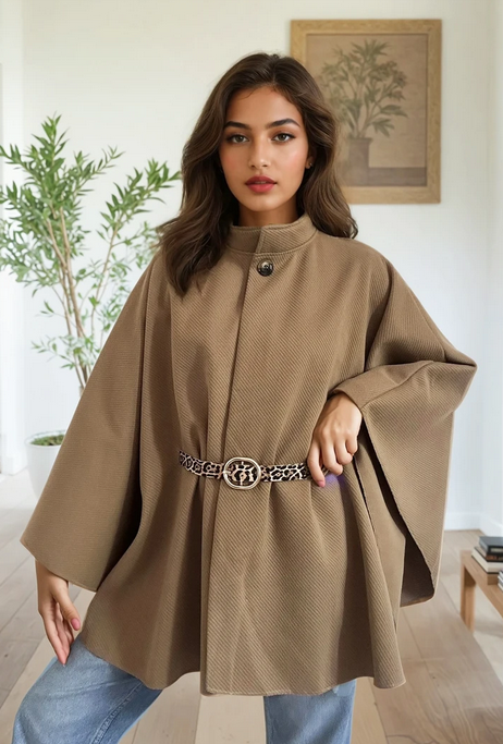 Cape-Jacke in Beige mit Knopf und Leoparden-Gürtel – Eleganz trifft auf zeitlosen Chic