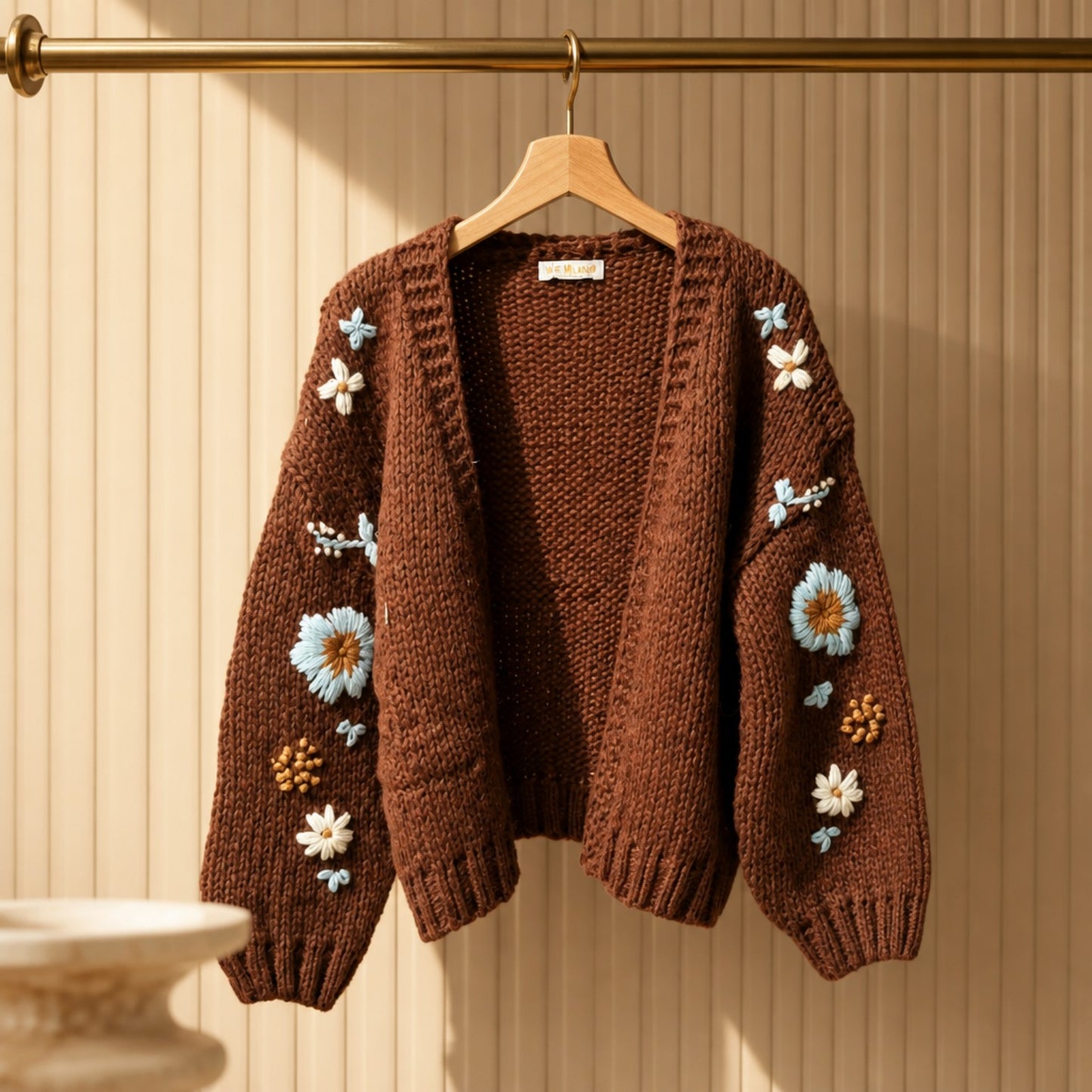 Strickjacke „Flowers“ – Braun mit handgearbeiteten Blüten Strickjacke V. Milano