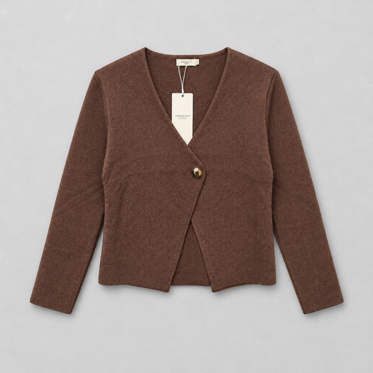 Damen-Strickjacke in Braun – Feiner Cardigan mit V-Ausschnitt & Schmuckknopf Strickjacke Das Zierwerk
