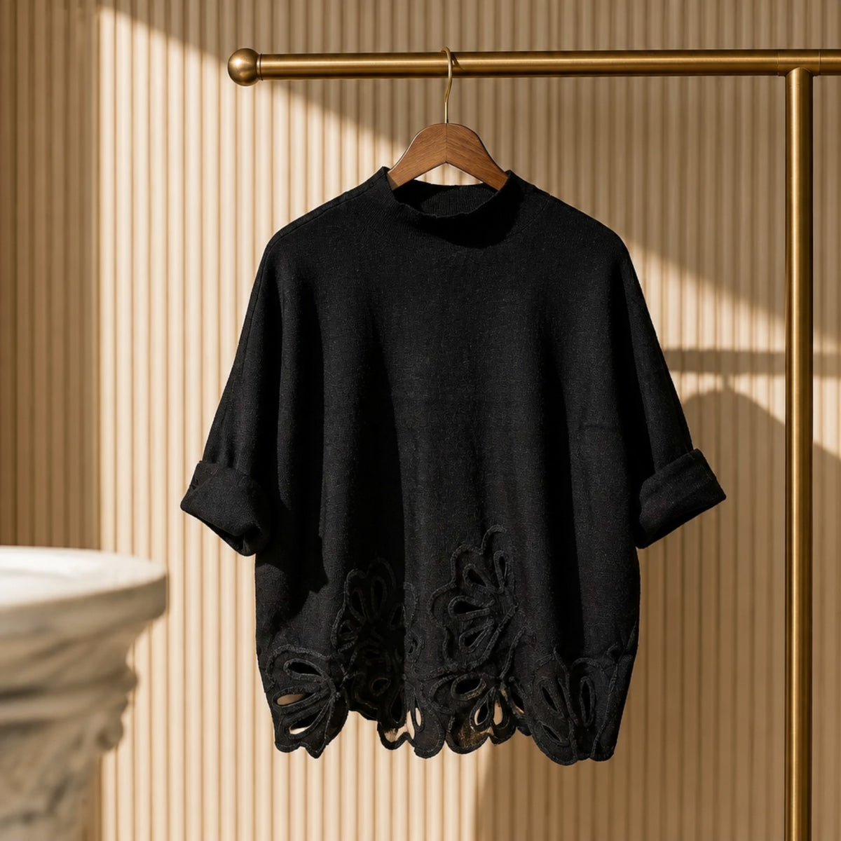 Damenpullover / Shirt Schwarz mit floraler Cut-out-Stickerei Pullover Das Zierwerk
