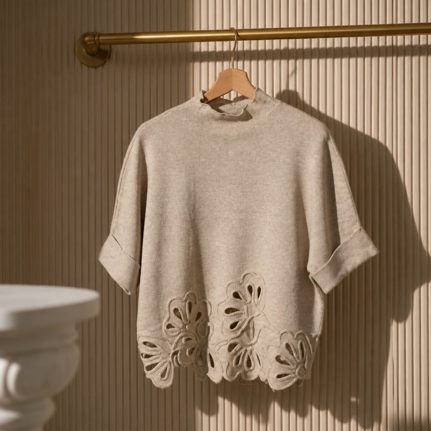 Oversize Strickshirt Beige mit floraler Cut-out-Stickerei