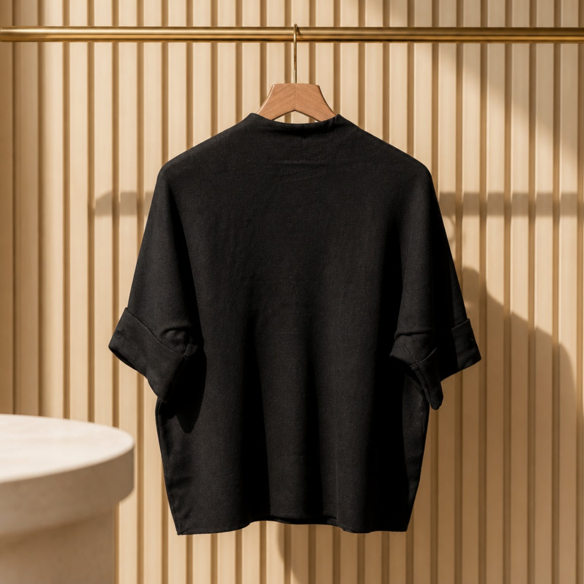 Damenpullover / Shirt Schwarz mit floraler Cut-out-Stickerei Pullover Das Zierwerk