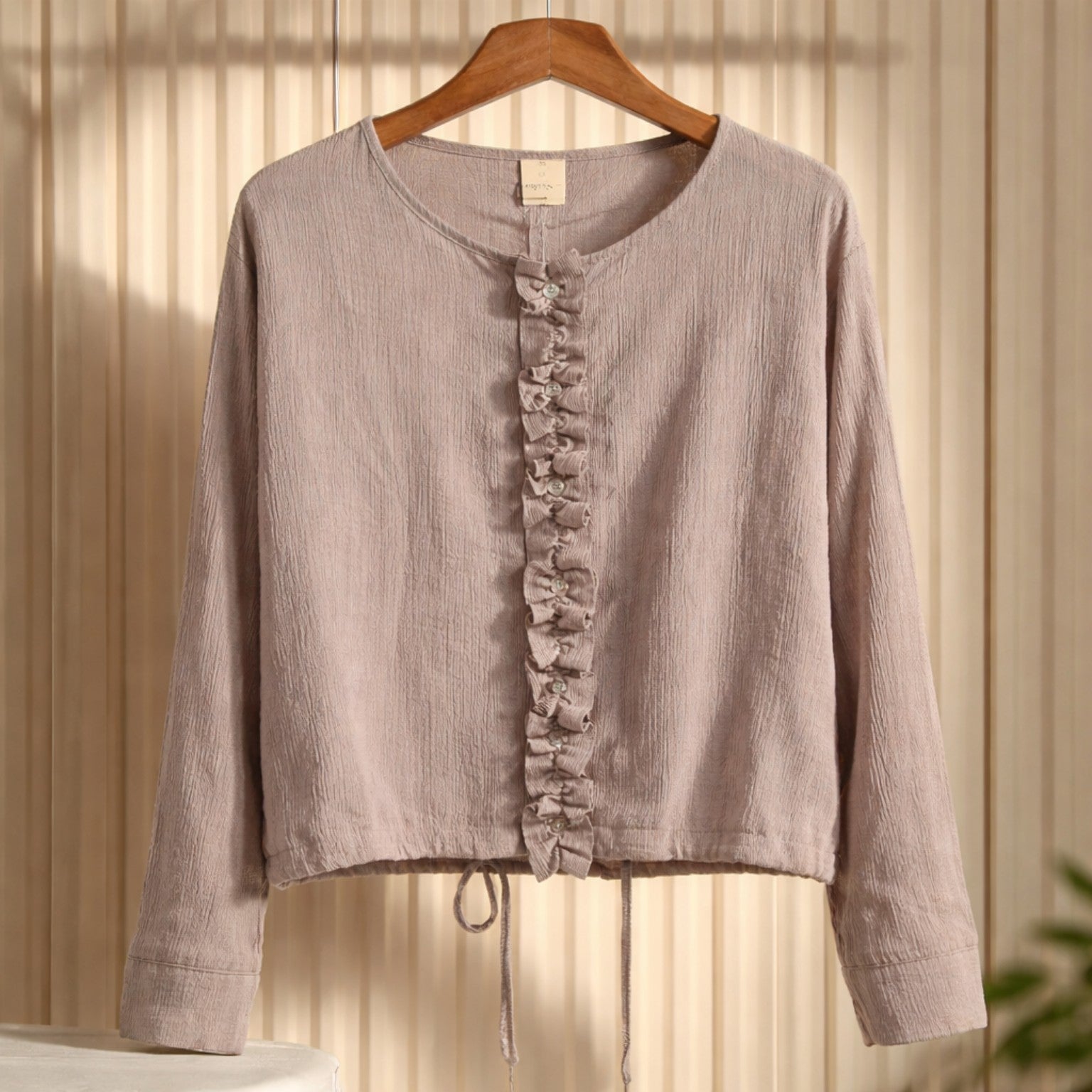 Bluse mit Rüschenleiste in Taupe – feminine Eleganz Made in Italy Bluse Das Zierwerk