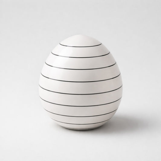 Modernes Deko-Osterei – Weiß mit feinen schwarzen Streifen Deko Das Zierwerk