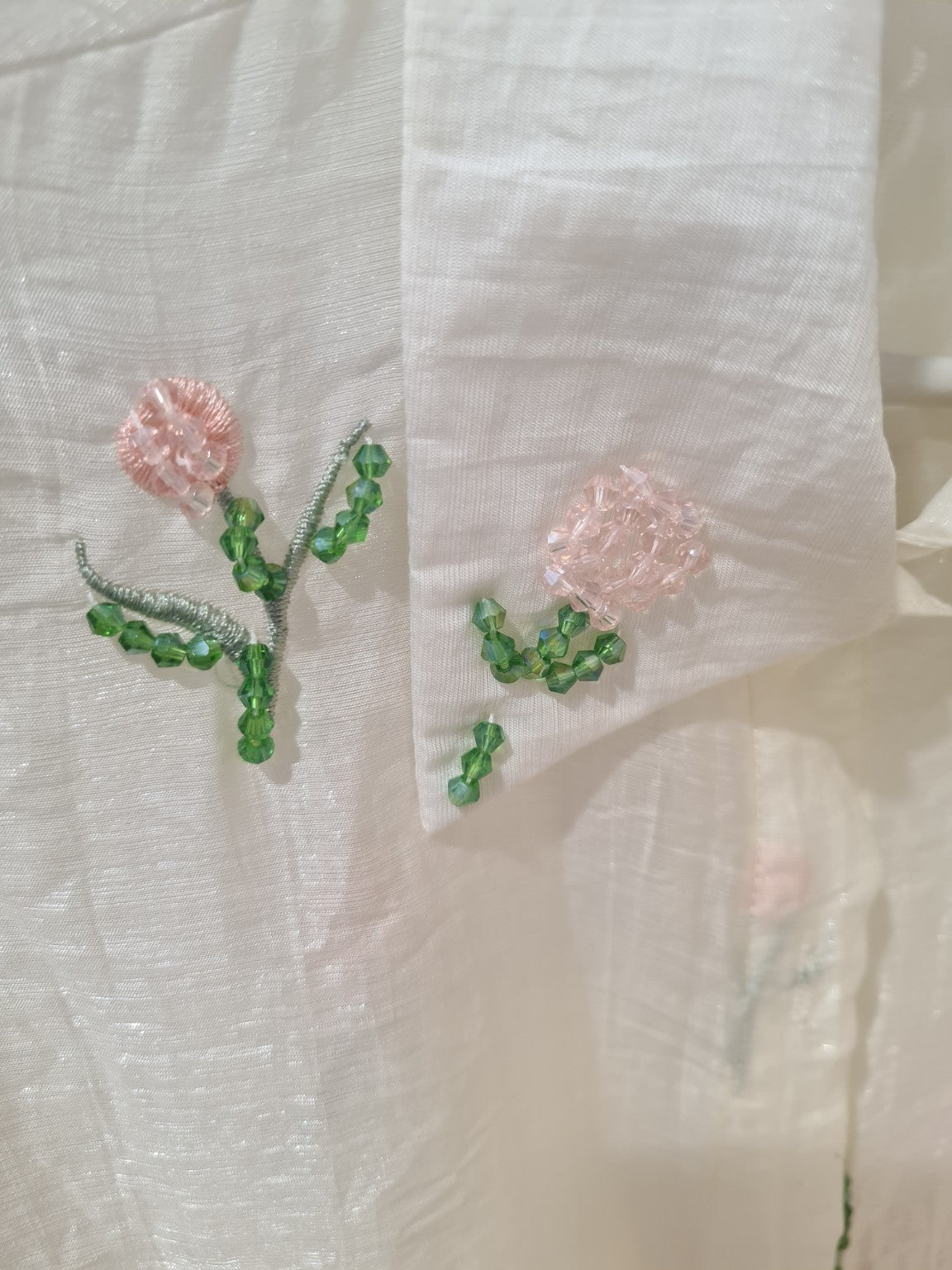 Exklusive Bluse mit floralen Perlenstickereien – Seidenmix in Weiß