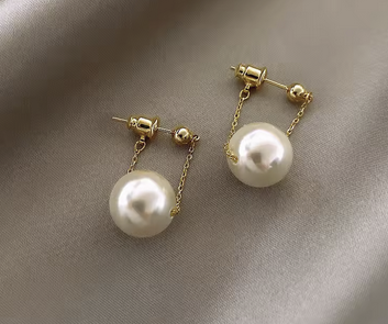 Elegante Perlen-Ohrringe mit feinem Kettenanhänger Ohrringe Das Zierwerk