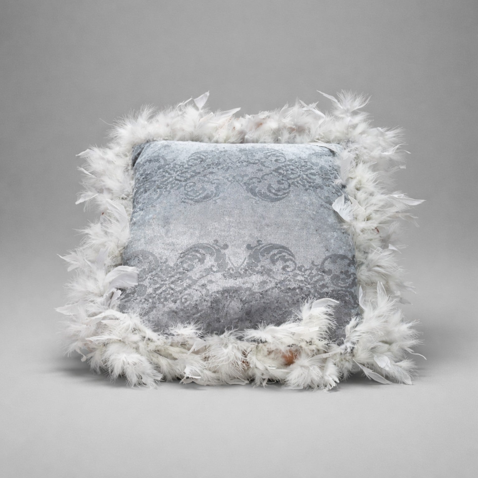 Elegantes Zierkissen in Hellblau mit Federbesatz Kissen Das Zierwerk