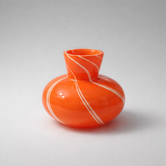 Orange Glasvase mit weißem Linien-Design – modernes Statement für dein Zuhause Vase Das Zierwerk