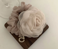 Scrunchie mit großer Kamelienblüte | Romantisches Haargummi