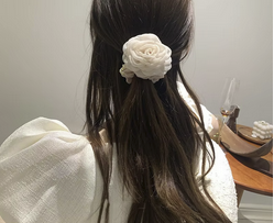 Scrunchie mit großer Kamelienblüte | Romantisches Haargummi