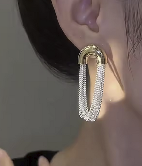 U-förmige Metallketten-Ohrringe – Eleganter Statement-Schmuck