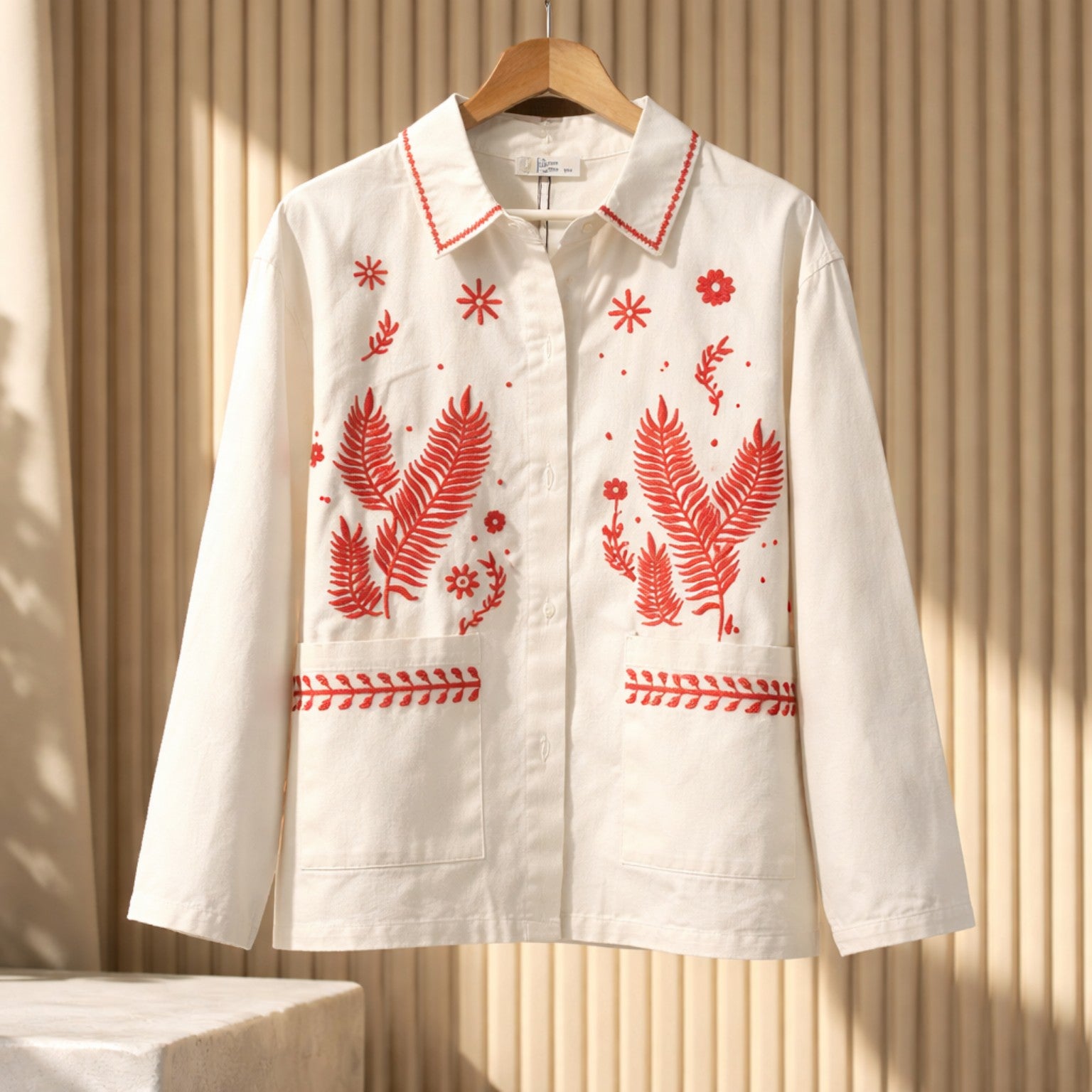 Bestickte Hemdjacke in Creme mit roten Details – dein stilvolles Statement-Piece Jacke Das Zierwerk