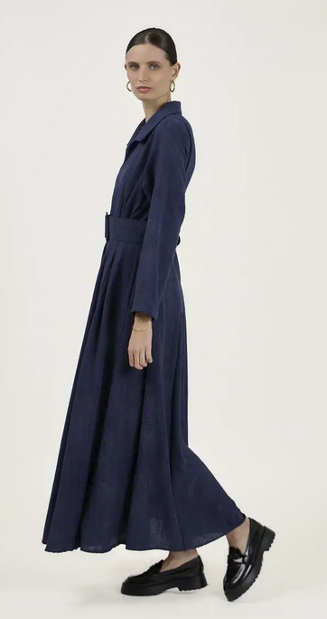 Weites langes Kleid mit Gürtel & Taschen – eleganter Oversize-Look