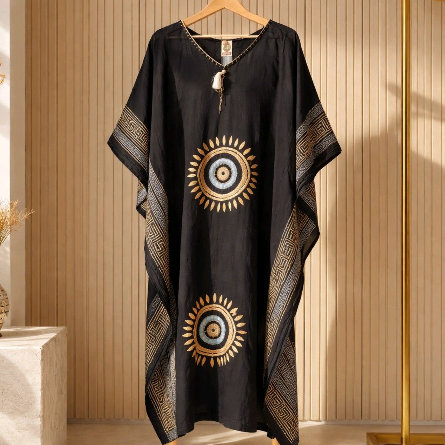 Boho Kaftan aus Baumwolle – luftiges Ethno-Kleid in Schwarz & Gold Kleid Das Zierwerk