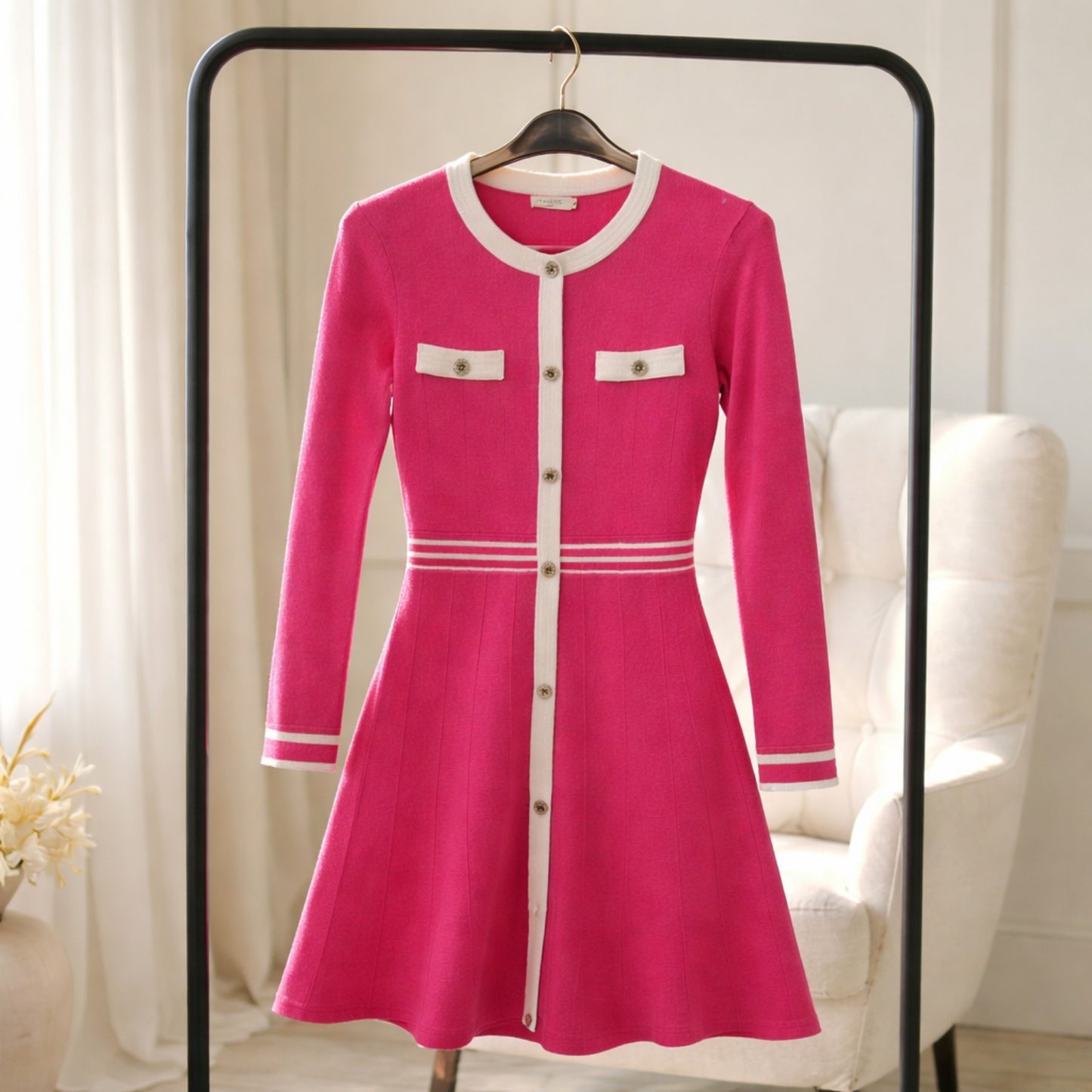 Pinky Chic – Strickkleid in Pink mit Kontrastdetails Kleid Das Zierwerk