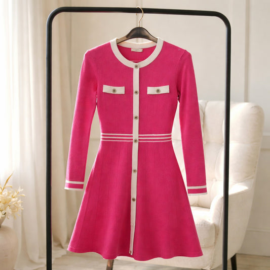 Pinky Chic – Strickkleid in Pink mit Kontrastdetails Kleid Das Zierwerk