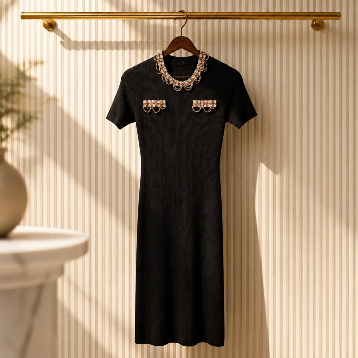 Schwarzes Strickkleid mit Schmuckdetails – Eleganz mit besonderem Akzent Kleid Das Zierwerk