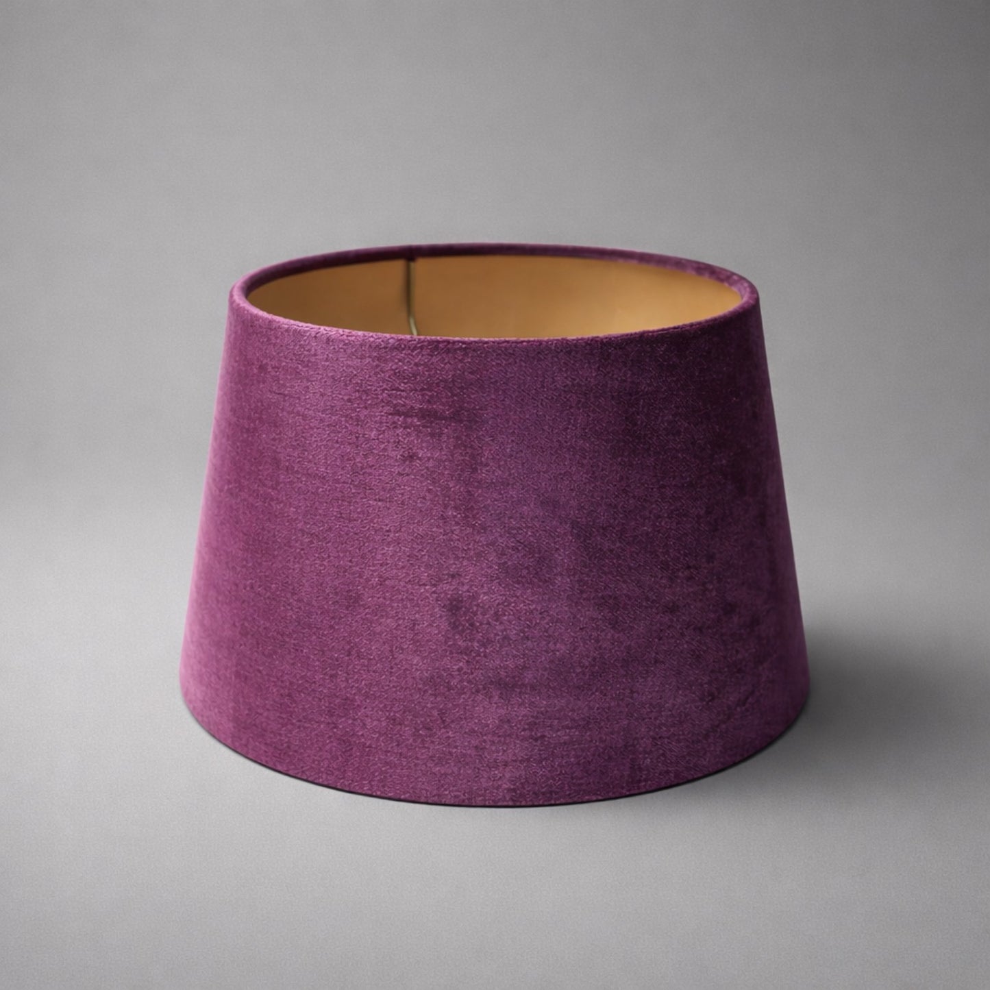 Samt-Lampenschirm in Aubergine & Gold – stilvolle Eleganz für gemütliches Licht Lampenschirm Das Zierwerk