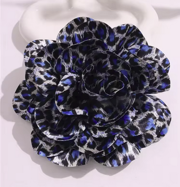 XXL Satin-Brosche „Leopard Bloom“ – Stoffblume 19 cm