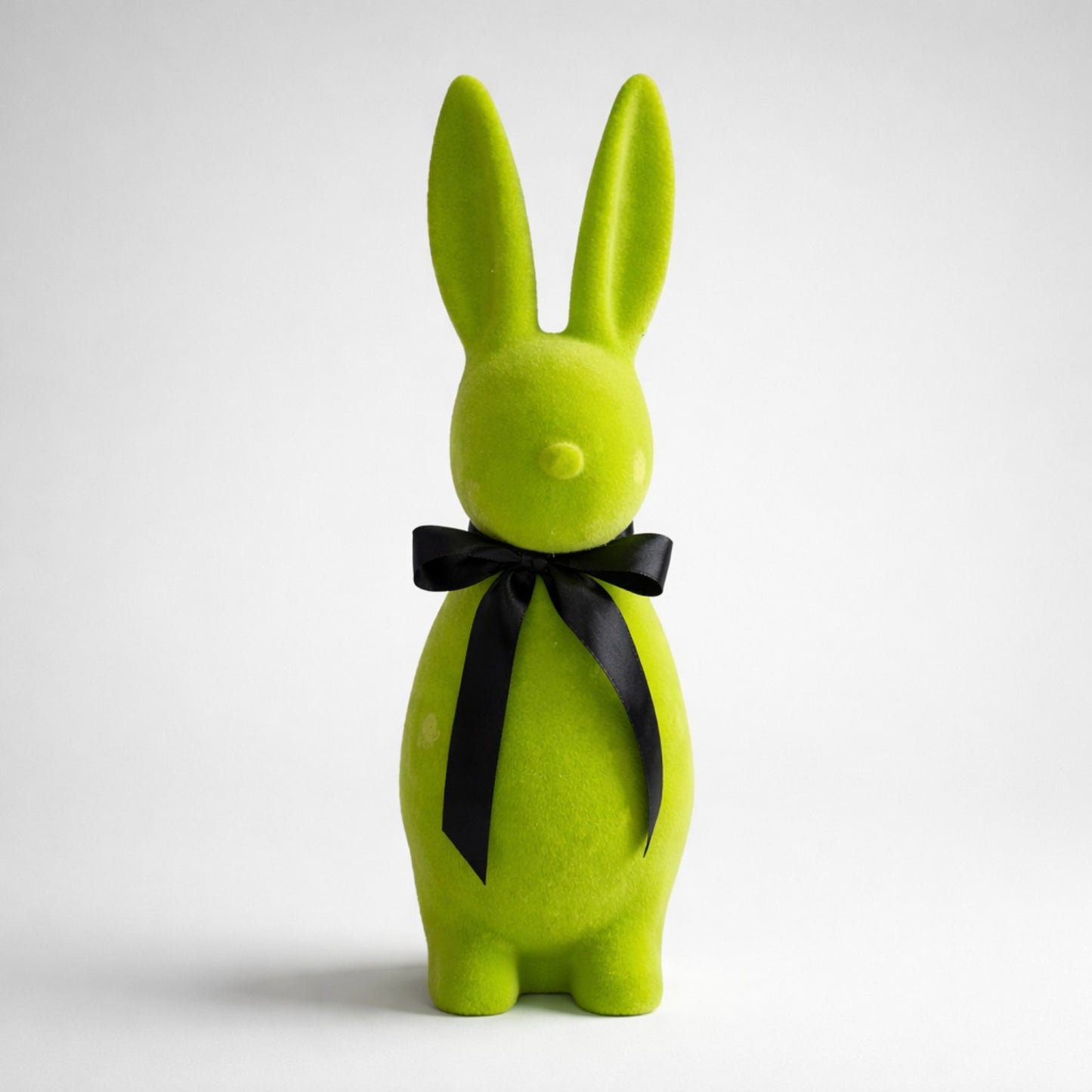 Deko-Hase in Grün – mit schwarzer Schleife Deko Das Zierwerk