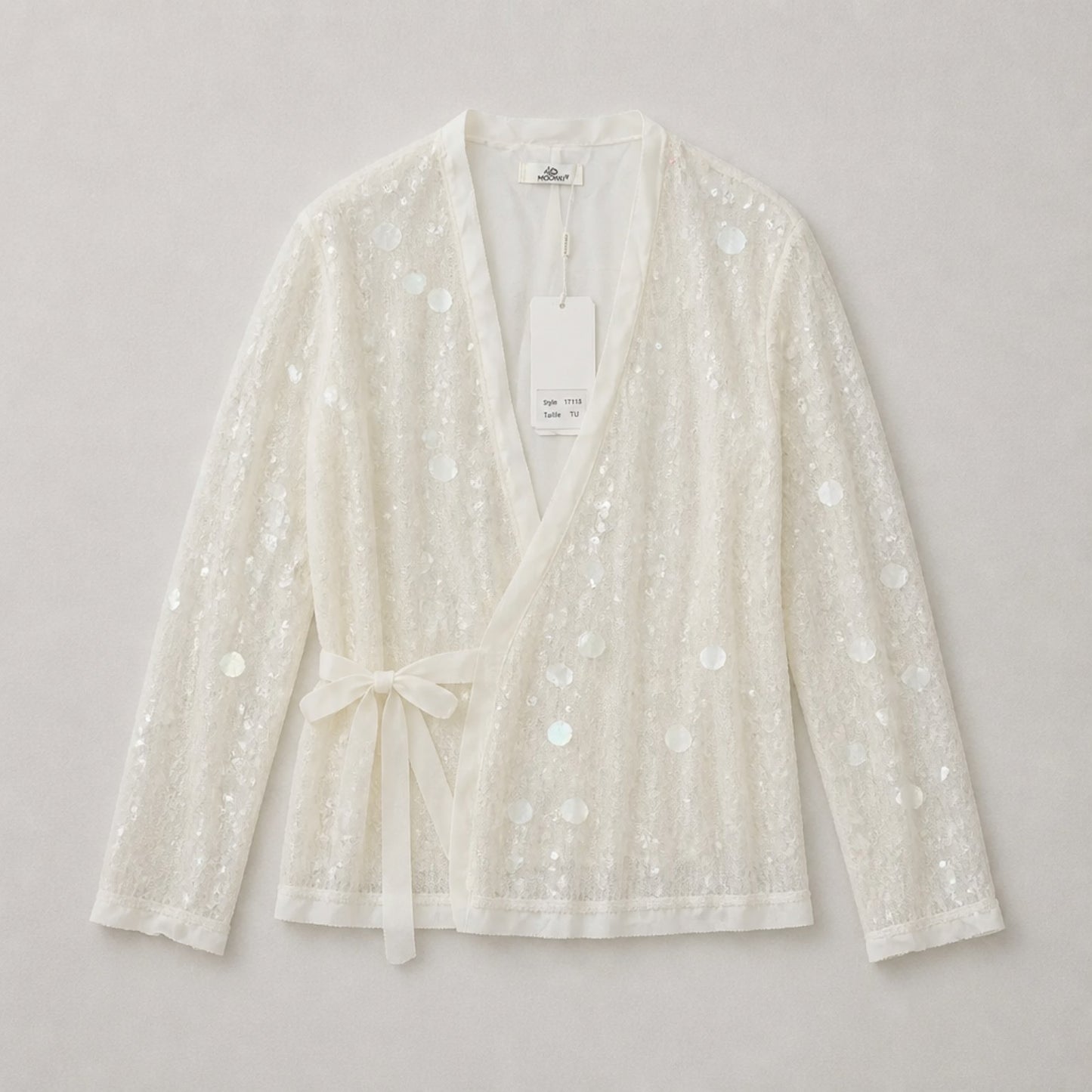 Wickeljacke mit Pailletten – Glamour in Cremeweiß Strickjacke Das Zierwerk