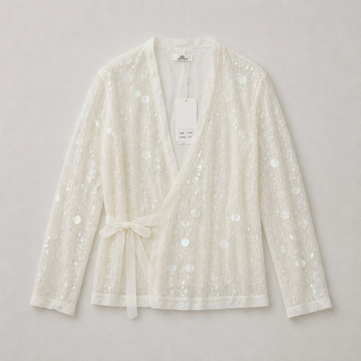 Wickeljacke mit Pailletten – Glamour in Cremeweiß Strickjacke Das Zierwerk