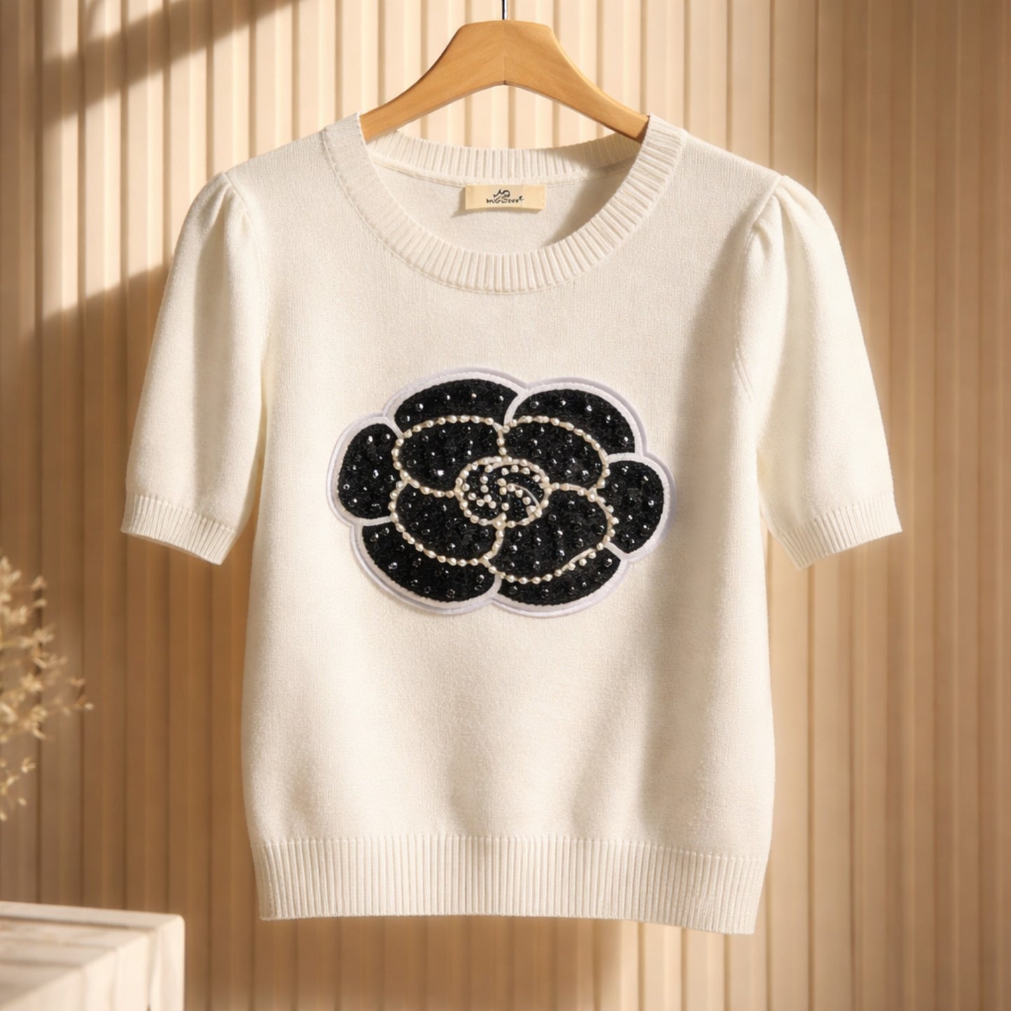 Feinstrick-Shirt mit Blüten-Applikation & Perlendetails Pullover Das Zierwerk
