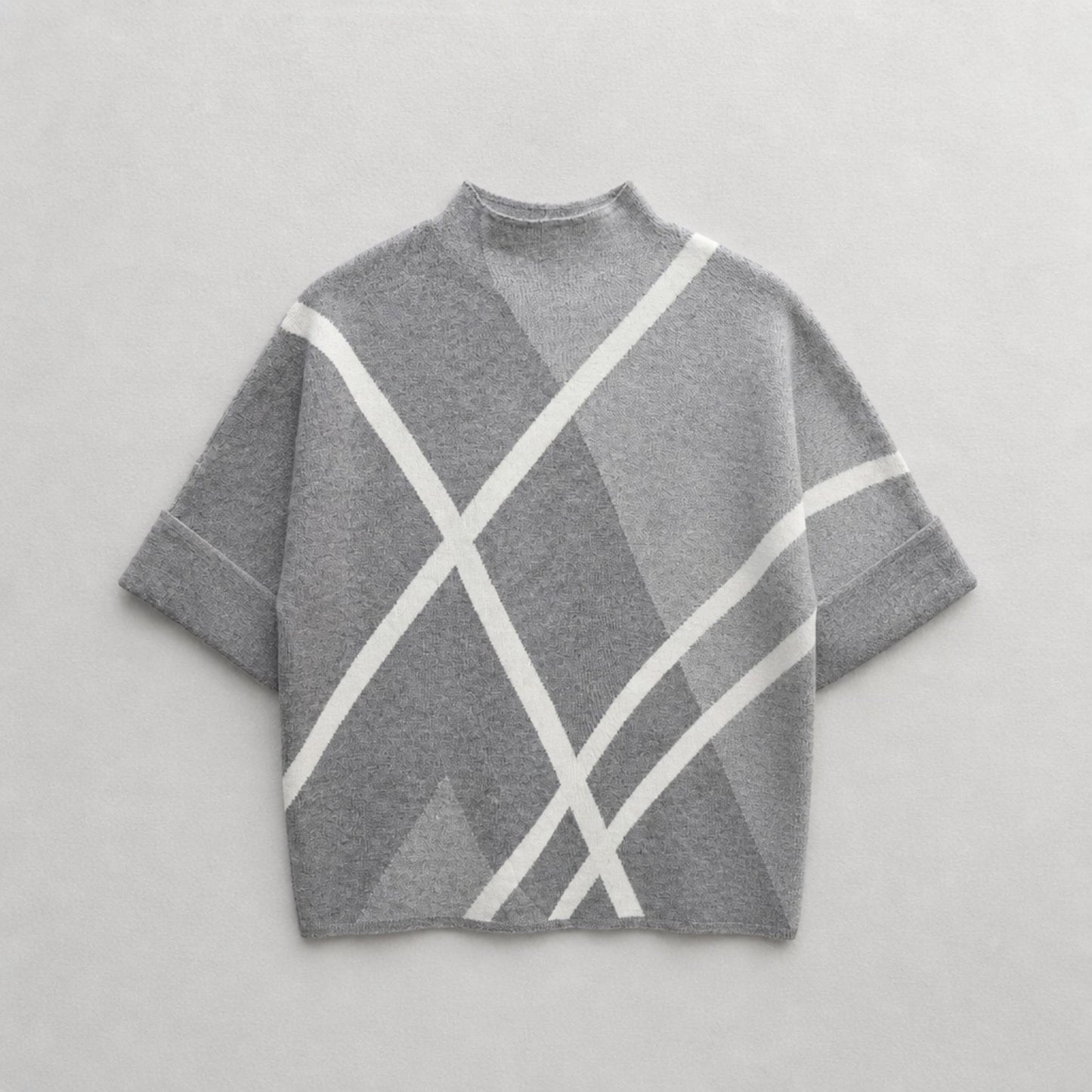 Kurzarm-Pullover in Grau mit grafischem Linienmuster Pullover Das Zierwerk