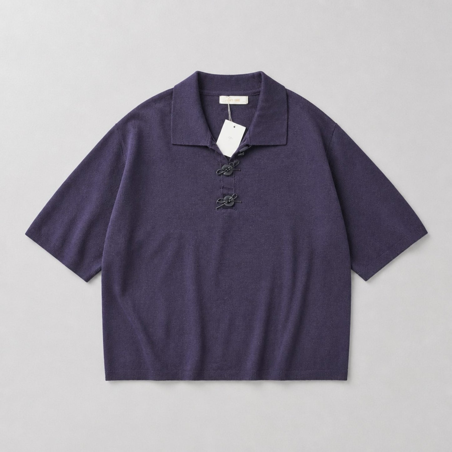 Kurzarm-Strickshirt mit Polokragen & Schleifenknöpfen – Dunkelviolett Pullover Das Zierwerk