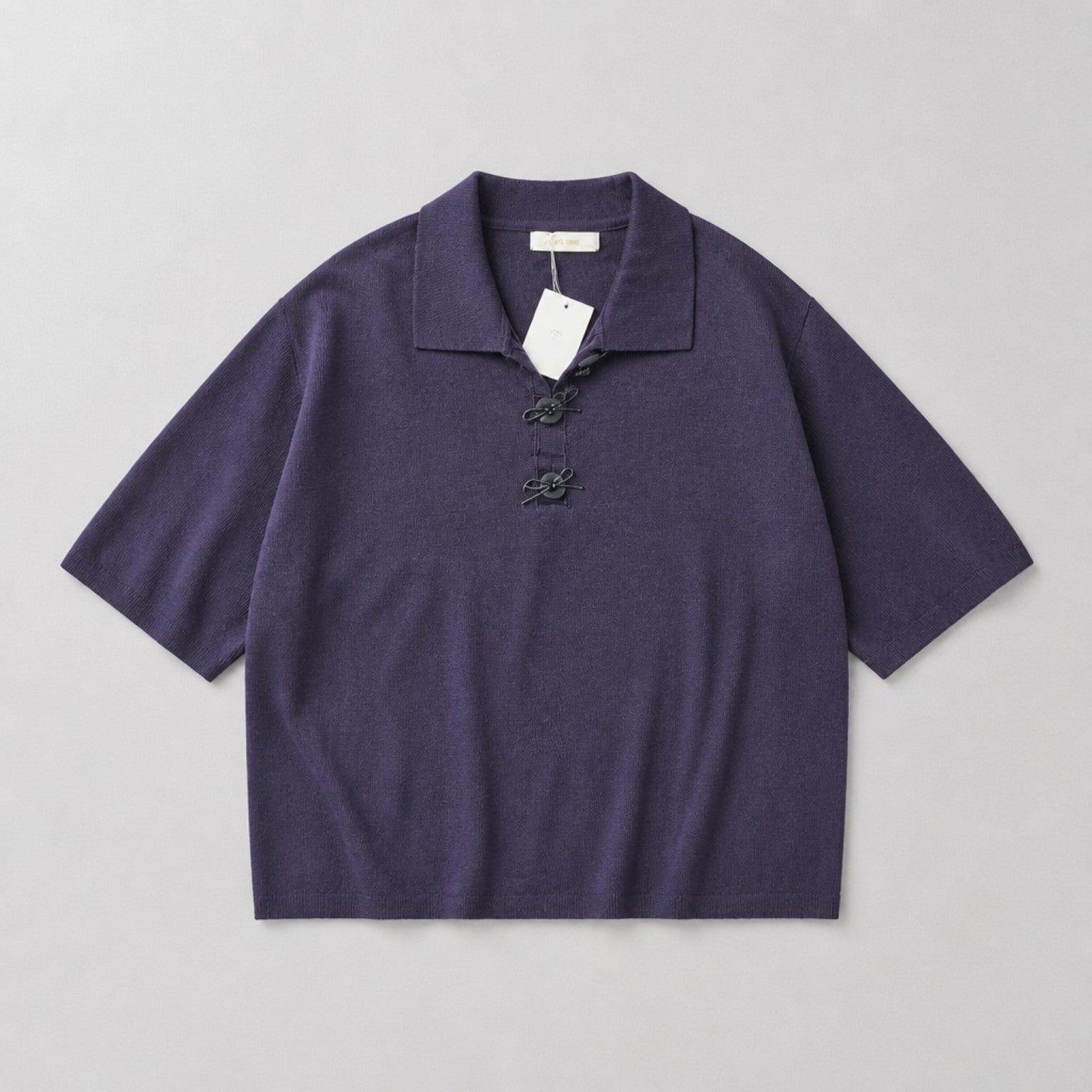 Kurzarm-Strickshirt mit Polokragen & Schleifenknöpfen – Dunkelviolett Pullover Das Zierwerk