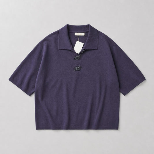 Kurzarm-Strickshirt mit Polokragen & Schleifenknöpfen – Dunkelviolett Pullover Das Zierwerk