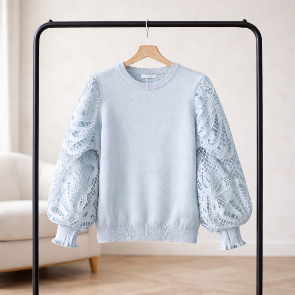 Pullover „Sky Lace“ – Feinstrick mit Spitzendetails in Hellblau Pullover Das Zierwerk