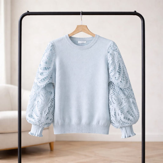 Pullover „Sky Lace“ – Feinstrick mit Spitzendetails in Hellblau Pullover Das Zierwerk