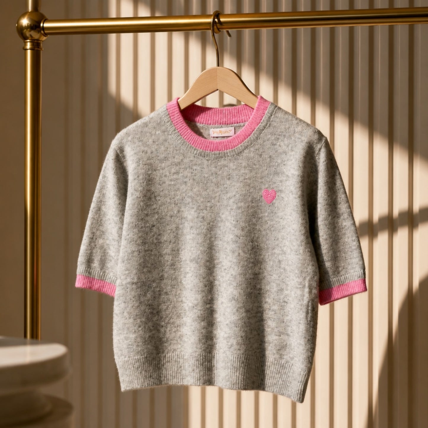 Kurzarm-Strickpullover – Grau & Pink mit Herz Pullover V. Milano