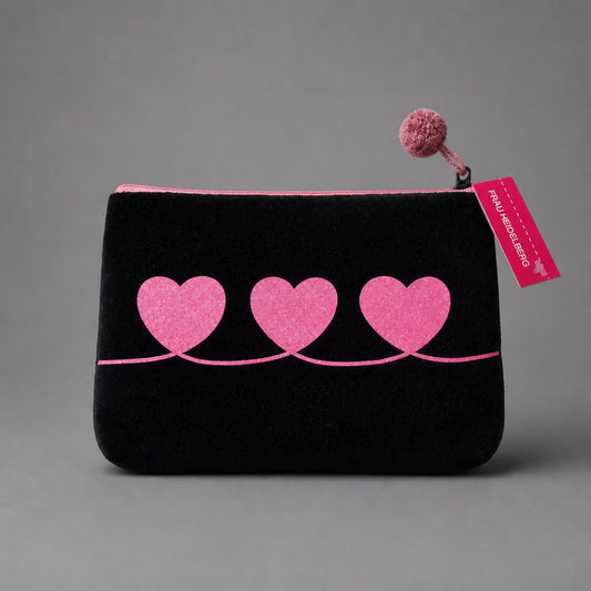 Samt-Täschchen „Herzlinie“ – Schwarz & Pink von Frau Heidelberg Clutch Frau Heidelberg