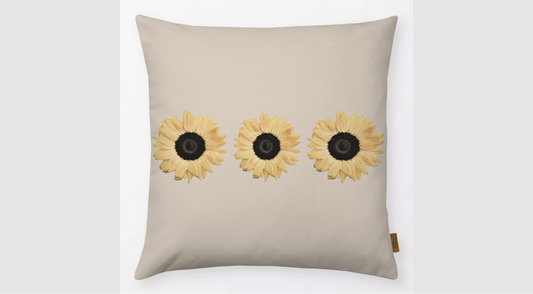Dekokissen "Sunflower Trio" – Sonnenblumen auf sandfarbenem Hintergrund